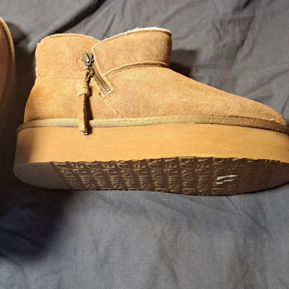 NWOT Bearpaw Women's Toni Zip Side Brown Platform Size 9 Boot